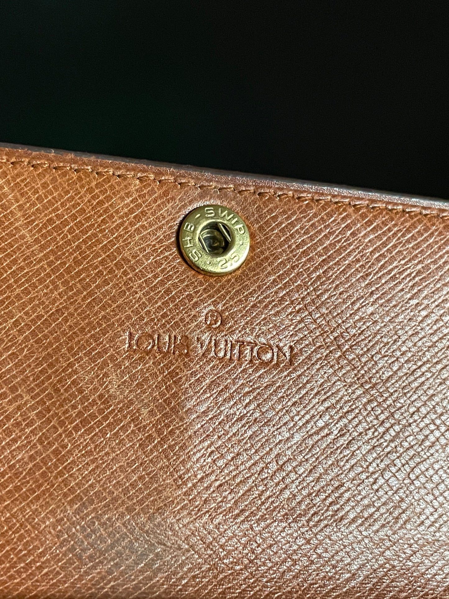 Authentic Louis Vuitton Monogram 6 Key Holder